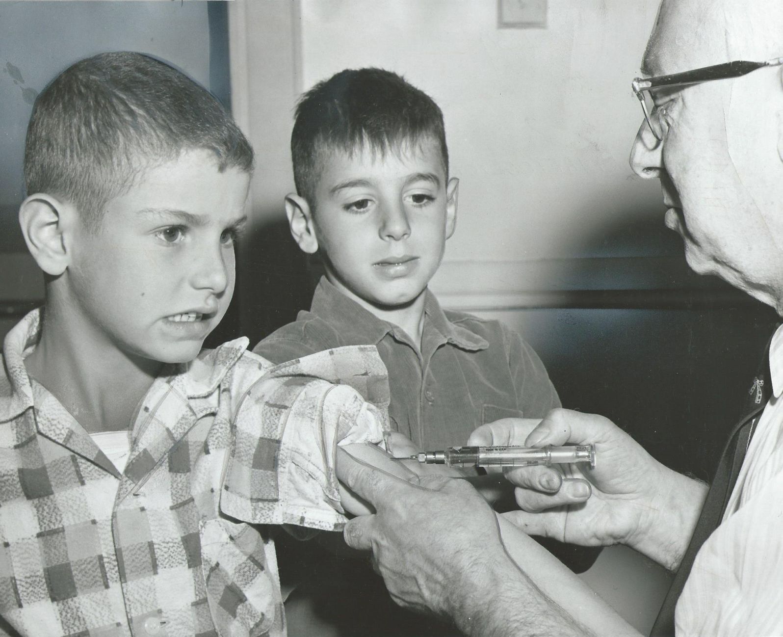 Robert Giaffoglione, 8, and Gary Giaffoglione, 7, getting polio (web)